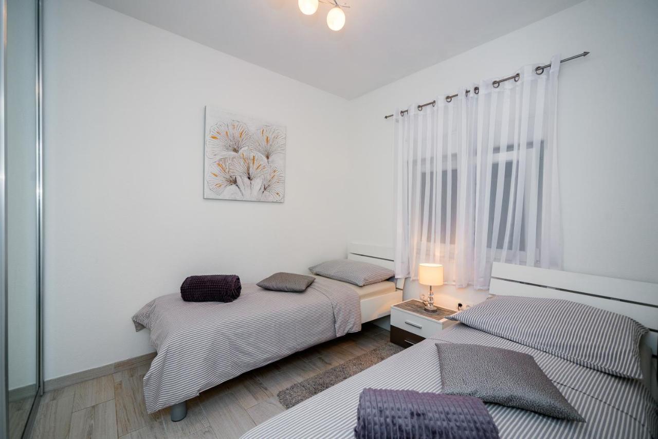 Villa Vruja 皮萨克 外观 照片